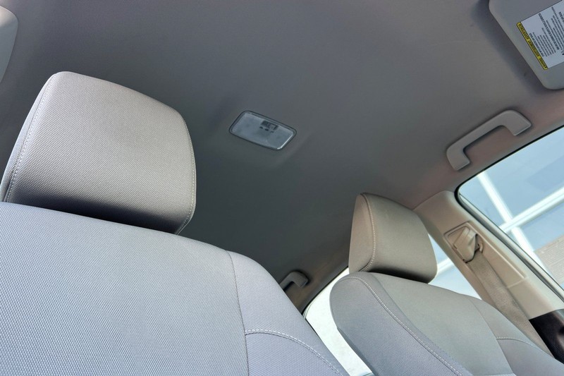 Toyota Corolla Vehicle Full-screen Gallery Image 16