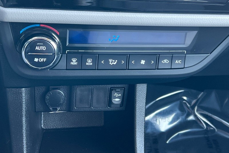 Toyota Corolla Vehicle Full-screen Gallery Image 19