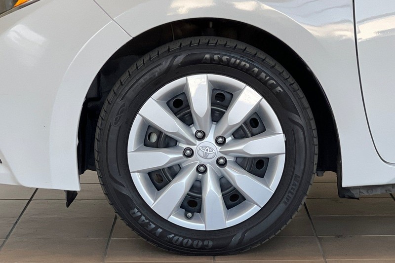 Toyota Corolla Vehicle Full-screen Gallery Image 24