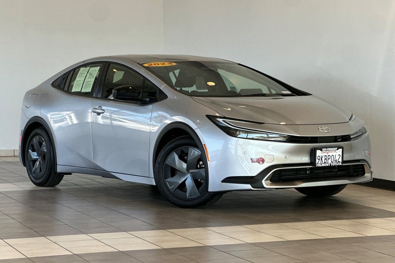 Toyota Prius Prime Vehicle Full-screen Gallery Image 02