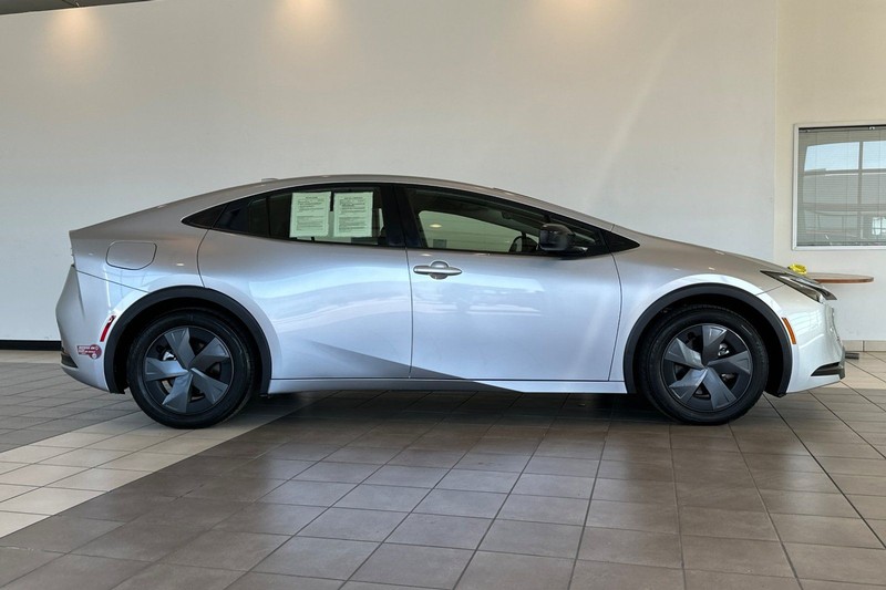 Toyota Prius Prime Vehicle Full-screen Gallery Image 03