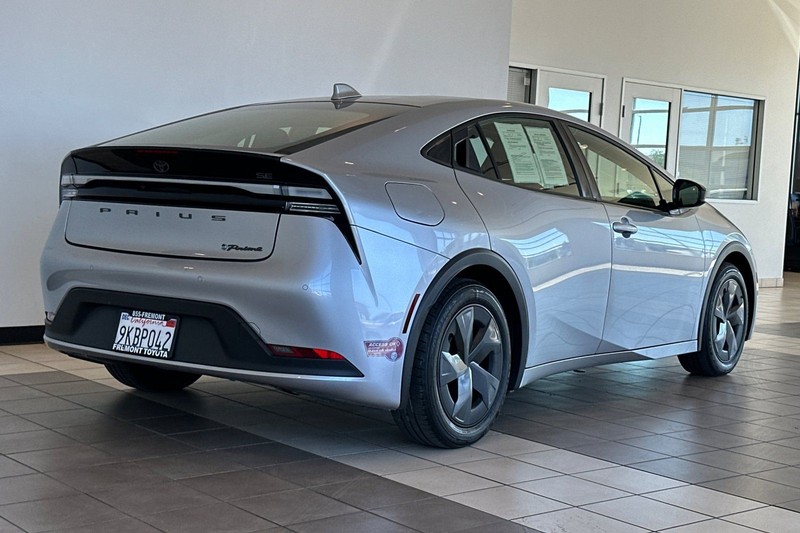 Toyota Prius Prime Vehicle Full-screen Gallery Image 04