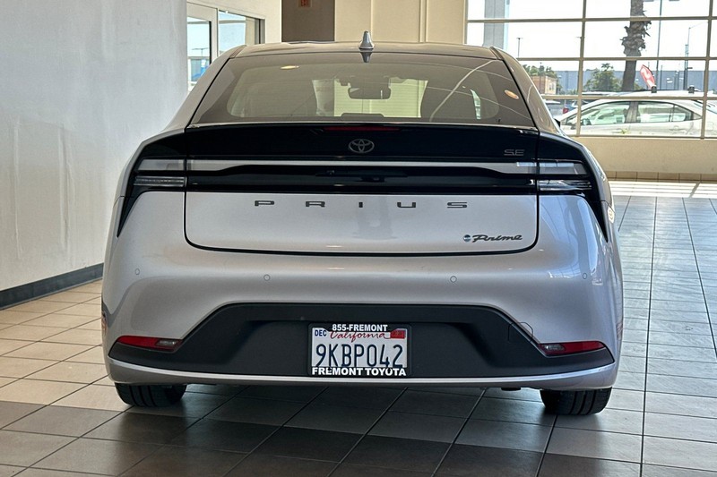 Toyota Prius Prime Vehicle Full-screen Gallery Image 05