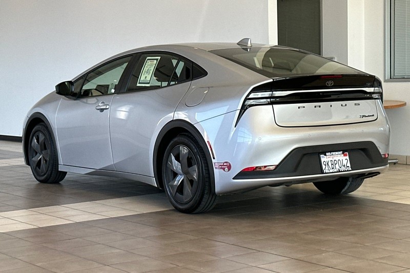 Toyota Prius Prime Vehicle Full-screen Gallery Image 06