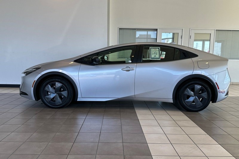 Toyota Prius Prime Vehicle Full-screen Gallery Image 07