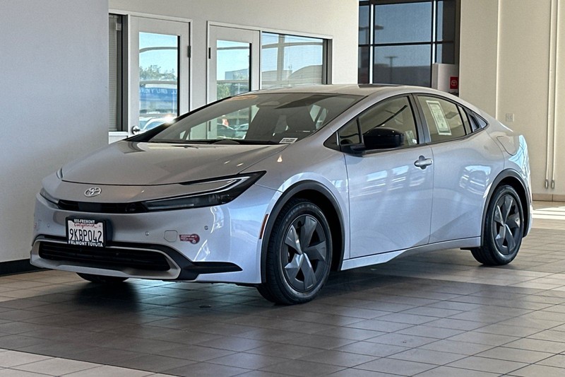 Toyota Prius Prime Vehicle Full-screen Gallery Image 08