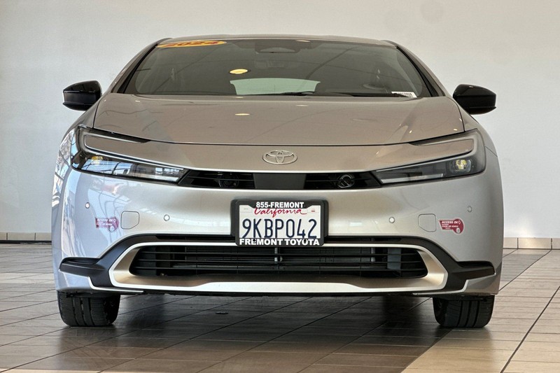 Toyota Prius Prime Vehicle Full-screen Gallery Image 09