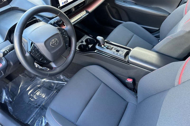 Toyota Prius Prime Vehicle Full-screen Gallery Image 10