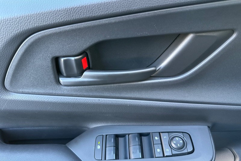 Toyota Prius Prime Vehicle Full-screen Gallery Image 11