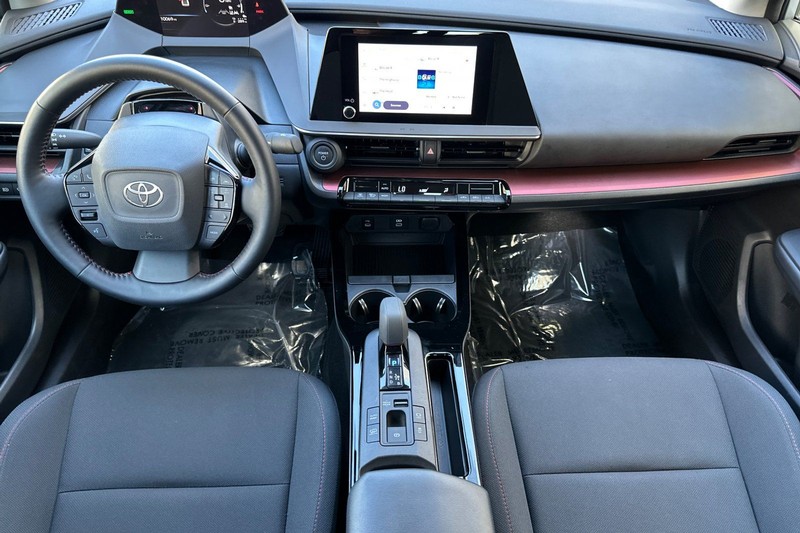 Toyota Prius Prime Vehicle Full-screen Gallery Image 13
