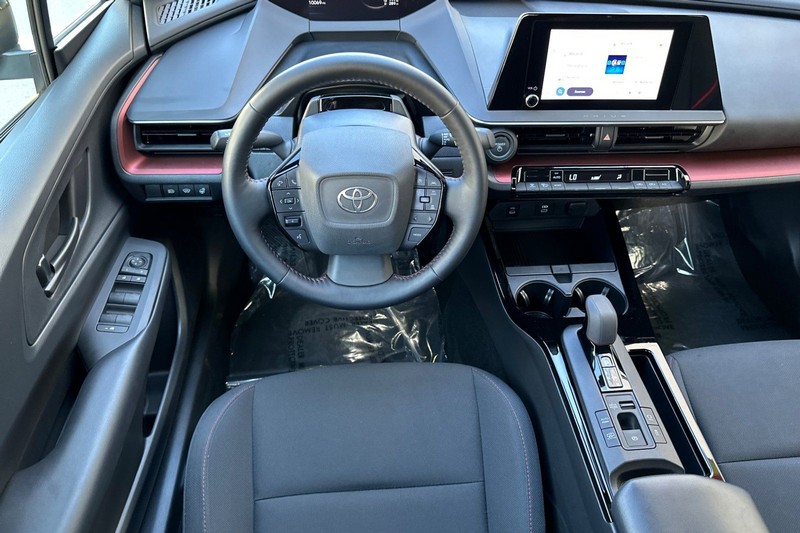 Toyota Prius Prime Vehicle Full-screen Gallery Image 14