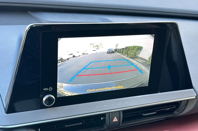 Toyota Prius Prime Vehicle Full-screen Gallery Image 19