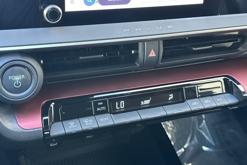 Toyota Prius Prime Vehicle Full-screen Gallery Image 20