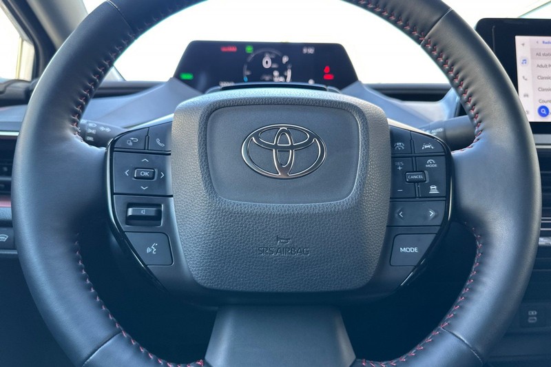 Toyota Prius Prime Vehicle Full-screen Gallery Image 23