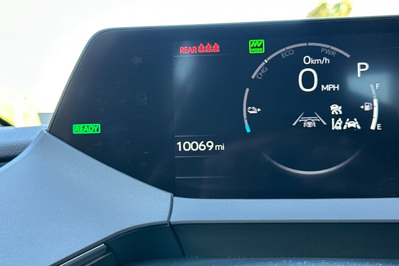 Toyota Prius Prime Vehicle Full-screen Gallery Image 25