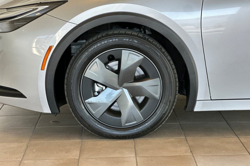 Toyota Prius Prime Vehicle Full-screen Gallery Image 26