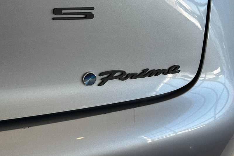 Toyota Prius Prime Vehicle Full-screen Gallery Image 27