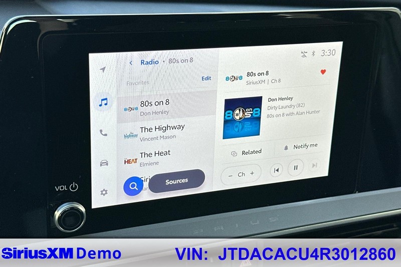 Toyota Prius Prime Vehicle Full-screen Gallery Image 28