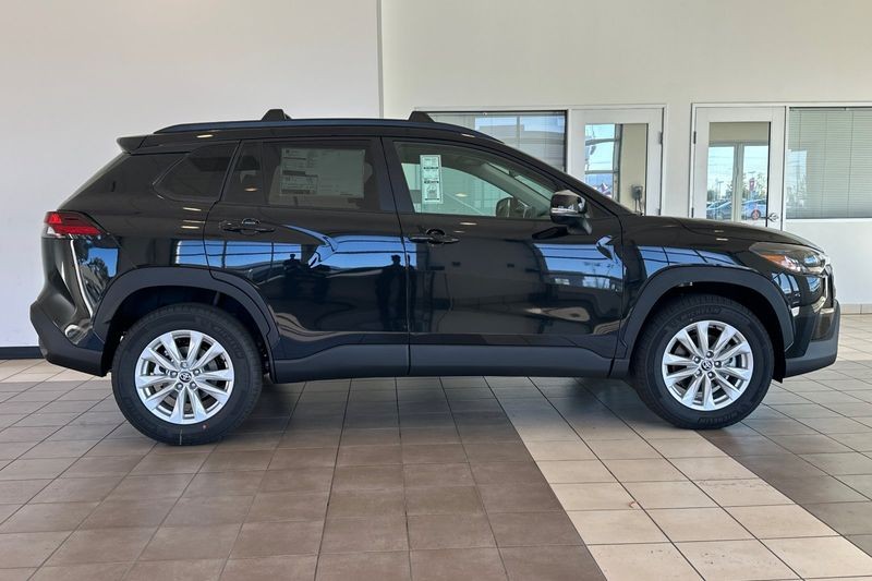 Toyota Corolla Cross Vehicle Full-screen Gallery Image 04