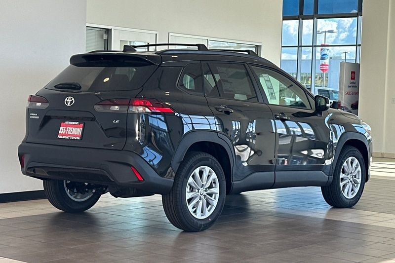 Toyota Corolla Cross Vehicle Full-screen Gallery Image 05