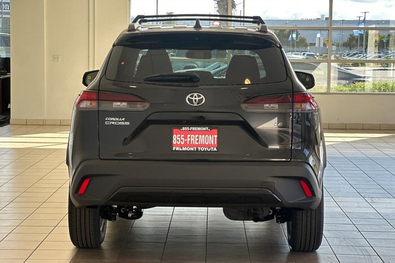 Toyota Corolla Cross Vehicle Full-screen Gallery Image 06