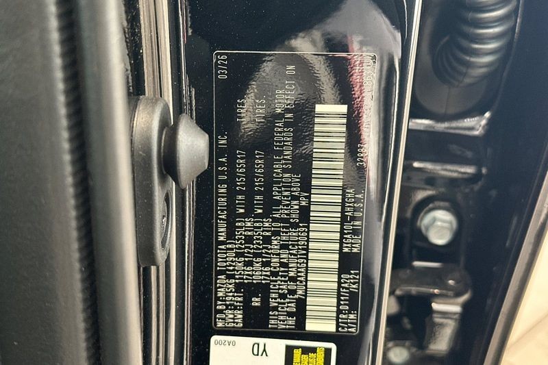 Toyota Corolla Cross Vehicle Full-screen Gallery Image 23