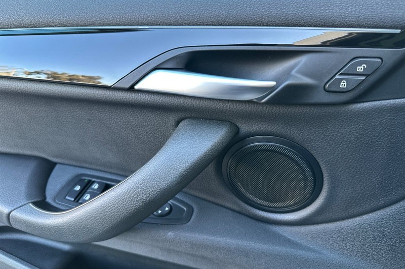 BMW X2 Vehicle Full-screen Gallery Image 11