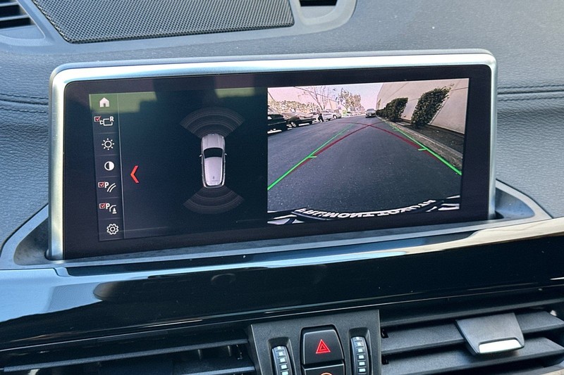 BMW X2 Vehicle Full-screen Gallery Image 20