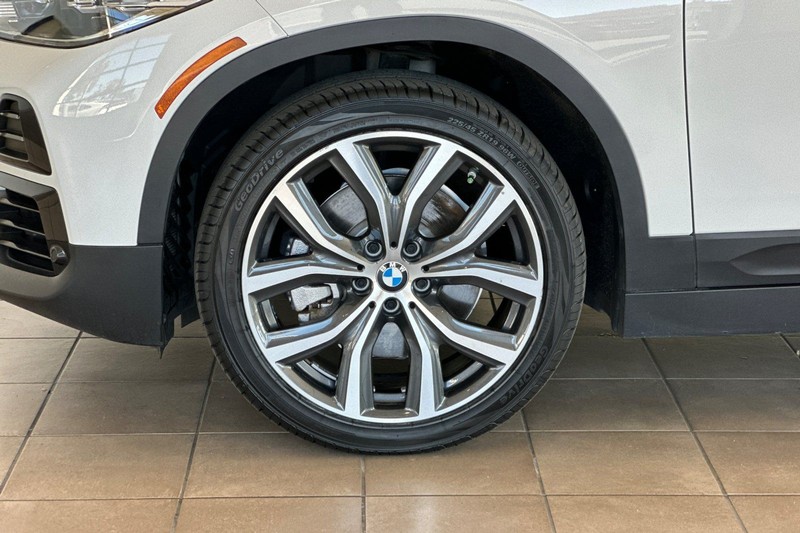 BMW X2 Vehicle Full-screen Gallery Image 27