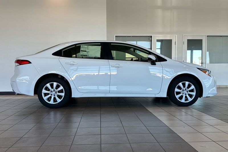 Toyota Corolla Vehicle Full-screen Gallery Image 03