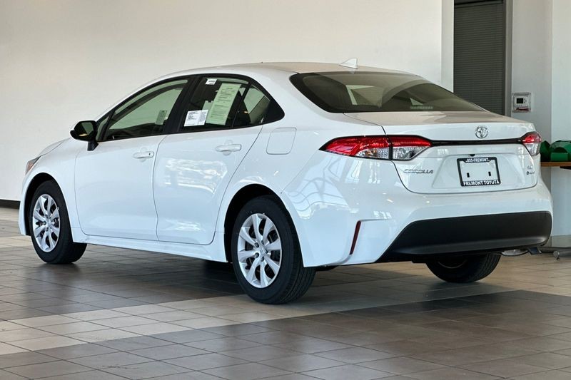 Toyota Corolla Vehicle Full-screen Gallery Image 06