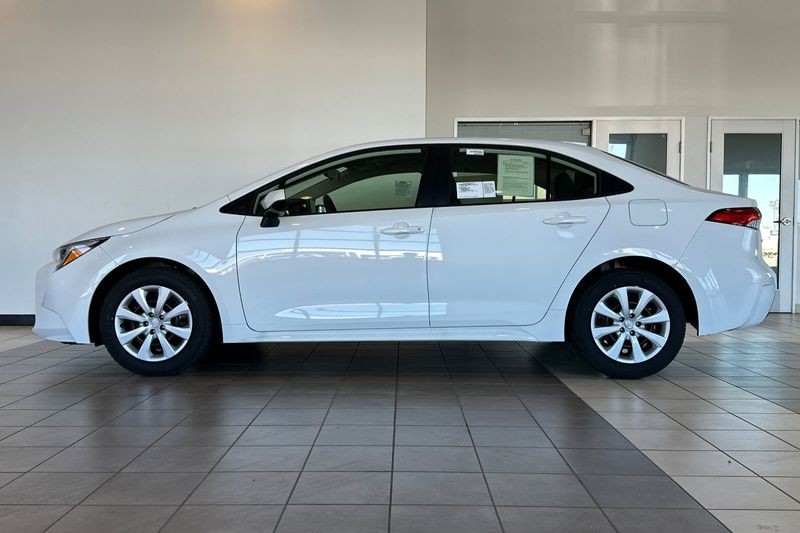 Toyota Corolla Vehicle Full-screen Gallery Image 07