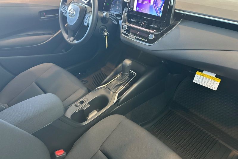 Toyota Corolla Vehicle Full-screen Gallery Image 15