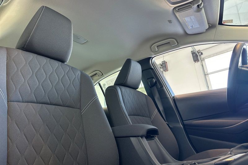 Toyota Corolla Vehicle Full-screen Gallery Image 16