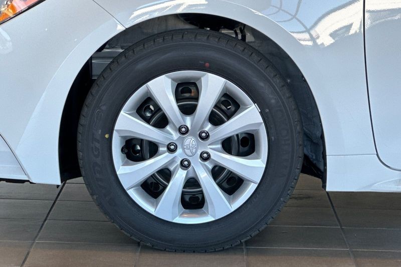 Toyota Corolla Vehicle Full-screen Gallery Image 25