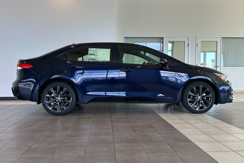 Toyota Corolla Vehicle Full-screen Gallery Image 03