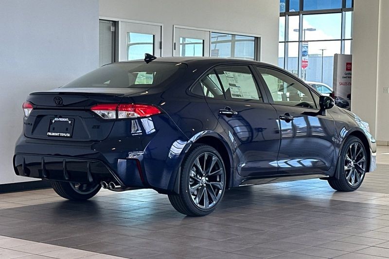 Toyota Corolla Vehicle Full-screen Gallery Image 04