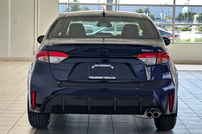 Toyota Corolla Vehicle Full-screen Gallery Image 05