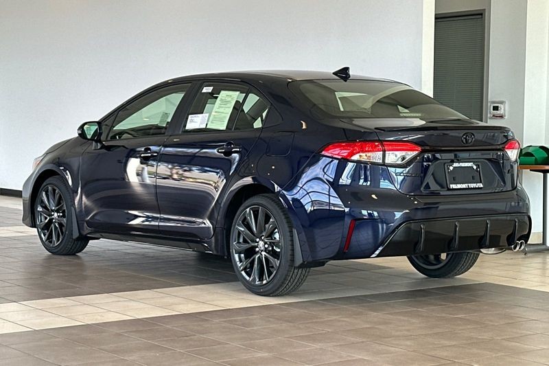 Toyota Corolla Vehicle Full-screen Gallery Image 06