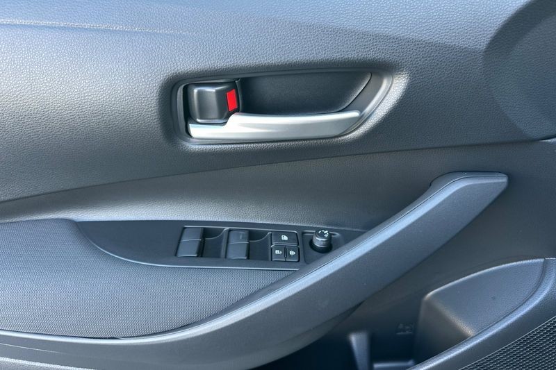 Toyota Corolla Vehicle Full-screen Gallery Image 11