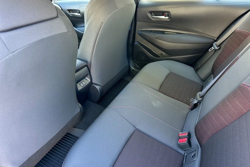 Toyota Corolla Vehicle Full-screen Gallery Image 12