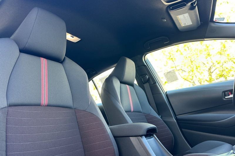 Toyota Corolla Vehicle Full-screen Gallery Image 16