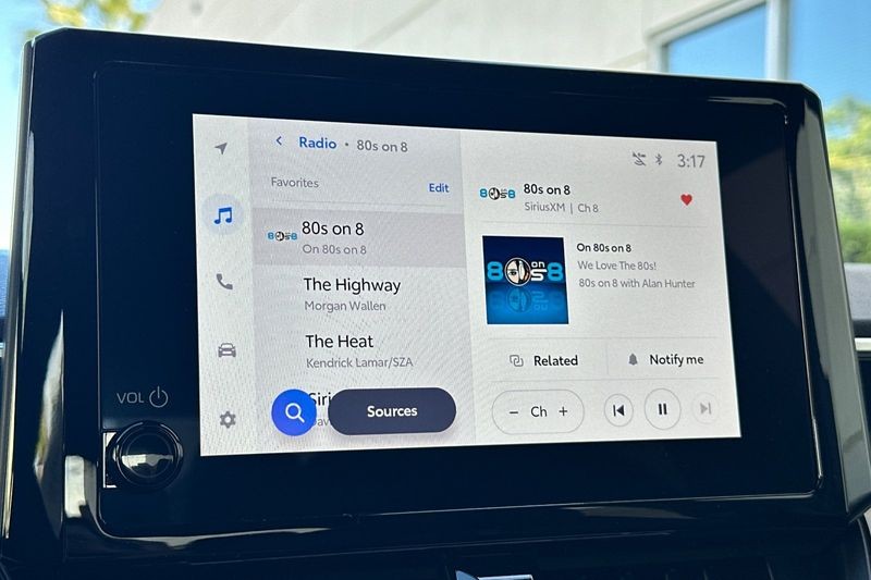 Toyota Corolla Vehicle Full-screen Gallery Image 17