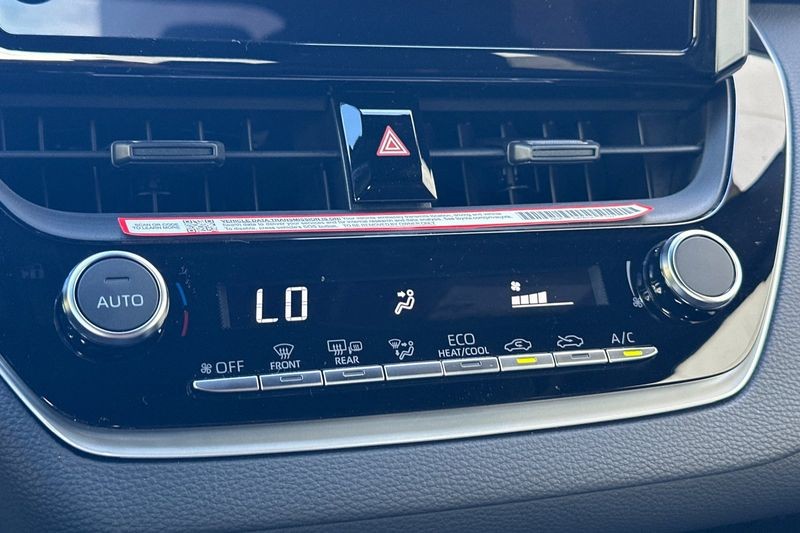 Toyota Corolla Vehicle Full-screen Gallery Image 20