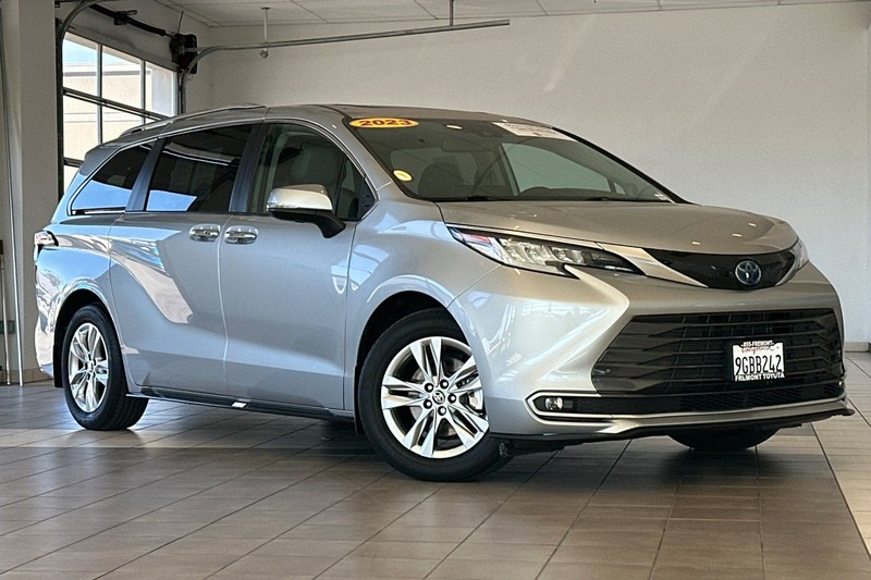 Toyota Sienna Vehicle Full-screen Gallery Image 02