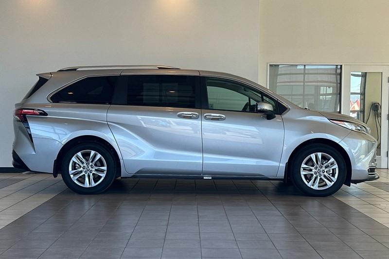 Toyota Sienna Vehicle Full-screen Gallery Image 03