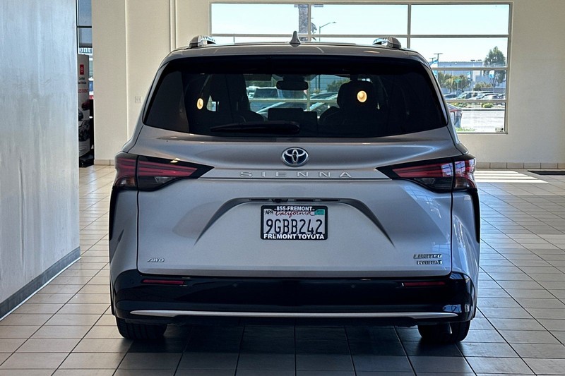 Toyota Sienna Vehicle Full-screen Gallery Image 05