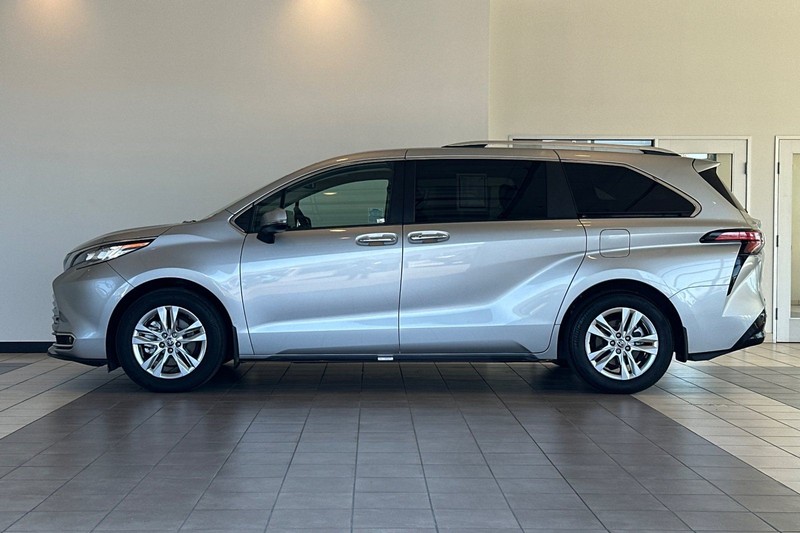 Toyota Sienna Vehicle Full-screen Gallery Image 07