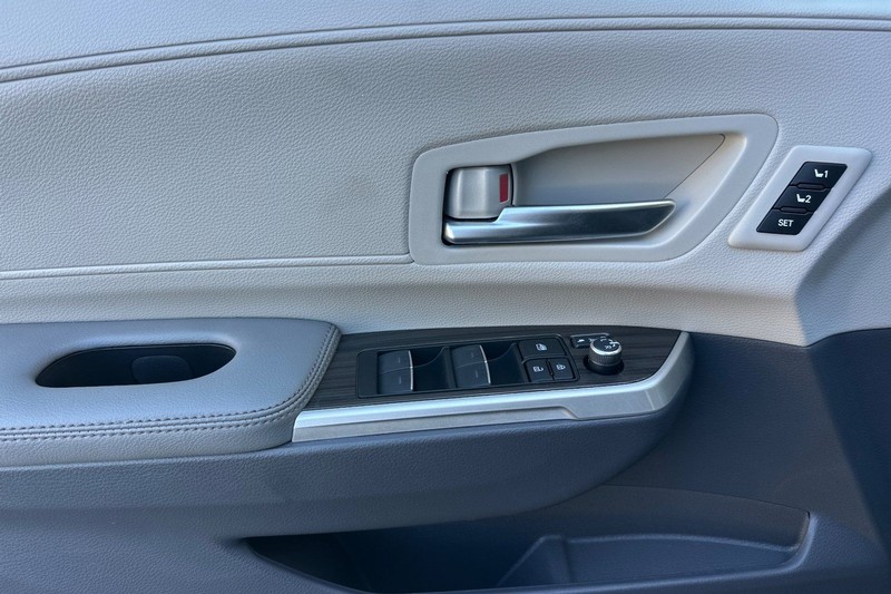 Toyota Sienna Vehicle Full-screen Gallery Image 11