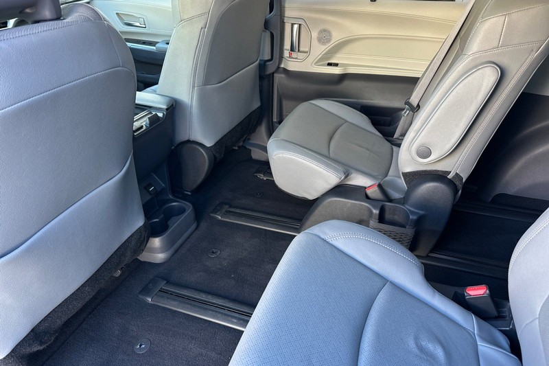 Toyota Sienna Vehicle Full-screen Gallery Image 12